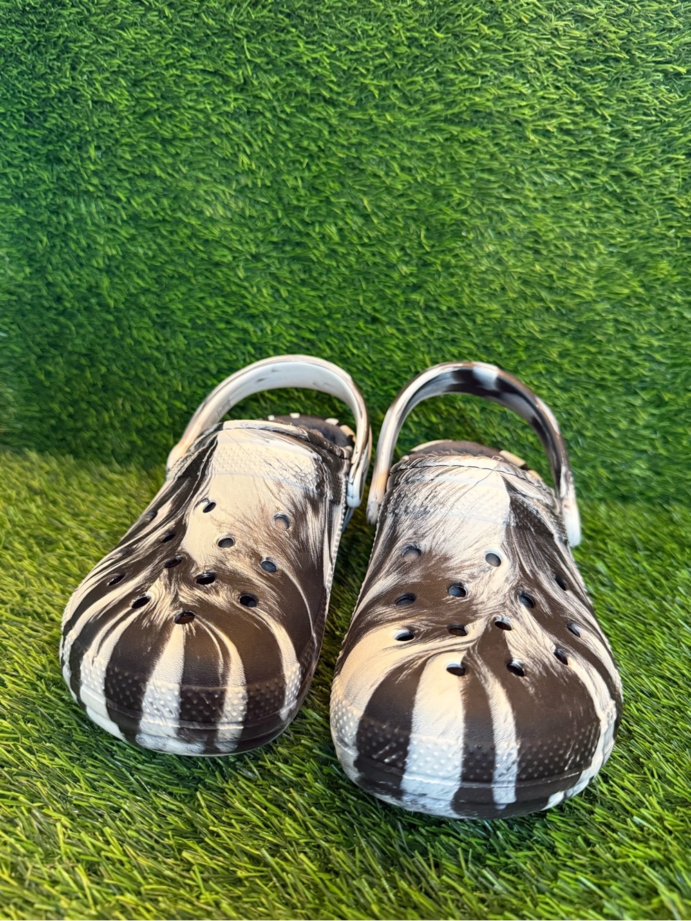 Crocs unisex Black & White Swirl Clog grey faux fur lining shoes m 5.0. W 7.0